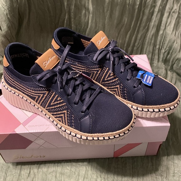 8.5 SKECHERS STRETCH FIT , MEMORY FOAM MACHINE WASHABLE - Picture 8 of 11